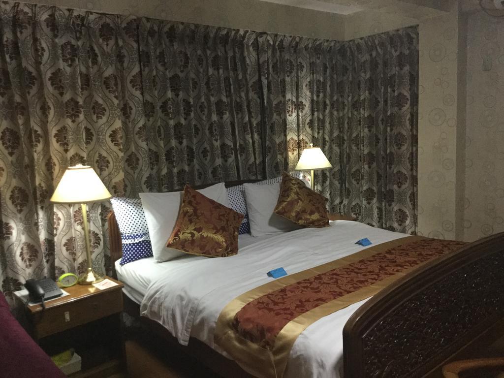 Crystal Palace Hotel Янгон Екстериор снимка